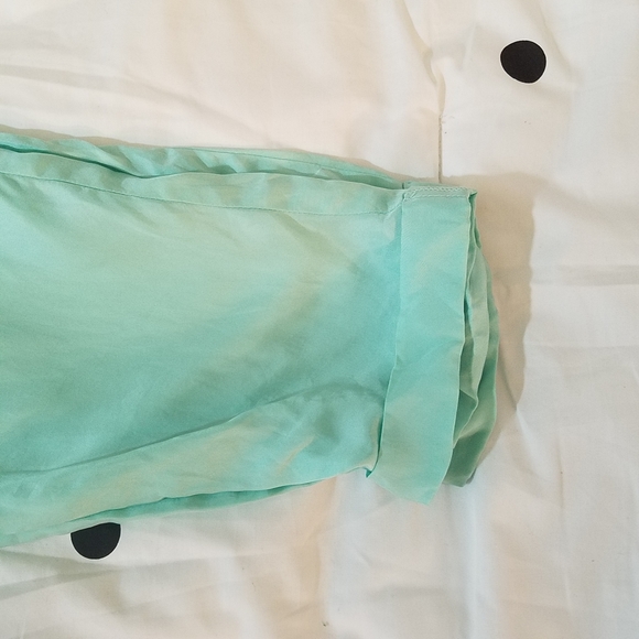 GUESS Capris Sea Green.  Size 8 - Picture 8 of 8